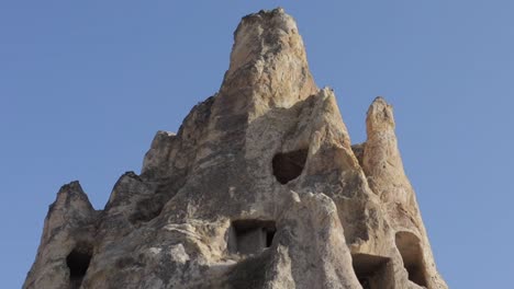 Una-Inclinación-De-Arriba-A-Abajo,-Un-Primer-Plano-De-Una-Piedra-Preciosa-En-Capadocia,-Turquía