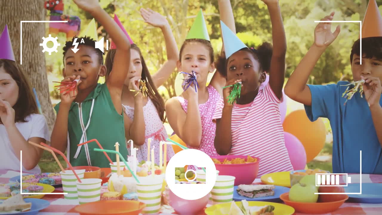 tomar fotos de niños en una fiesta de cumpleaños con una cámara digital