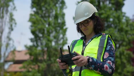 Ingenieurin-Mit-Fernbedienung-Für-Die-Professionelle-Photogrammetriedrohne-Mavic-3e