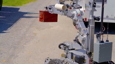caja peligrosa de explosivos manejada por un robot