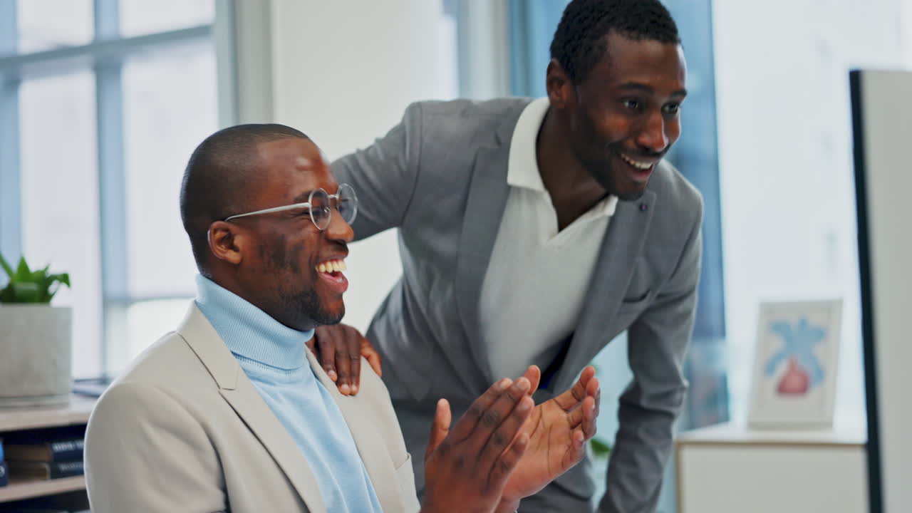 éxito, ganador y noticias con la gente de negocios