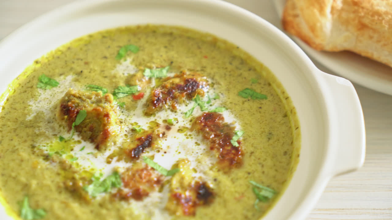pollo afgano en curry masala verde o pollo hariyali tikka hara masala con roti o pan naan - estilo de comida india