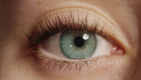 Nahaufnahme-Makro-Augenöffnung-Schöne-Blaue-Iris-Natürliche-Schönheit
