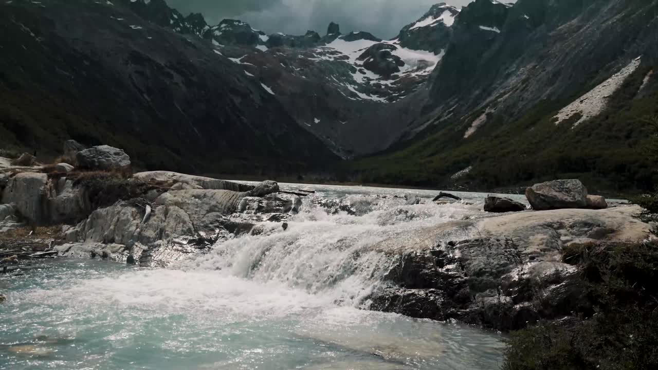 agua de la laguna esmeralda que fluye al río en ushuaia, tierra del fuego, argentina