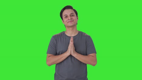 Glücklicher-Indischer-Mann,-Der-Namaste-Macht-Und-Grünen-Bildschirm-Grüßt