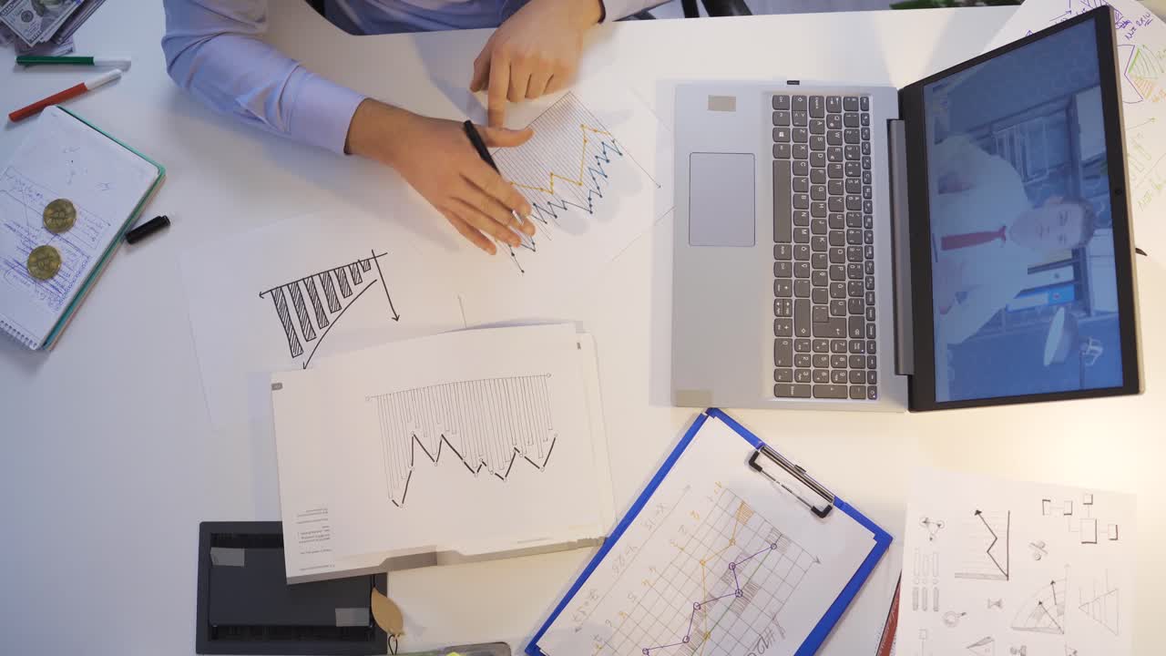 gente de negocios discutiendo el aumento de los ingresos de la compañía en gráficos en una reunión en línea.