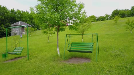 Minimale-Swing-Szene-In-Einem-Grünen-Hügelfeld-An-Einem-Bewölkten-Tag-In-Der-Frühlingssaison-Für-Jedes-Schöne-Paar,-Das-Gerne-Einen-Schönen-Flitterwochen--Oder-Familienpicknick-Im-Freien-In-Einem-Dorf-In-Aserbaidschan-In-Der-Nähe-Von-Baky-City-Hat