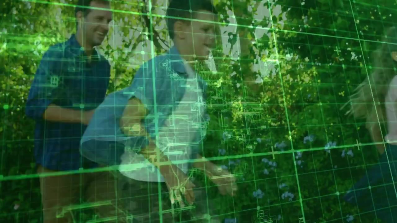 Ragazza in testa, ragazzo che segue, uomo in coda tra gli alberi, griglia traslucida che appare, tecnologia che traccia il percorso.