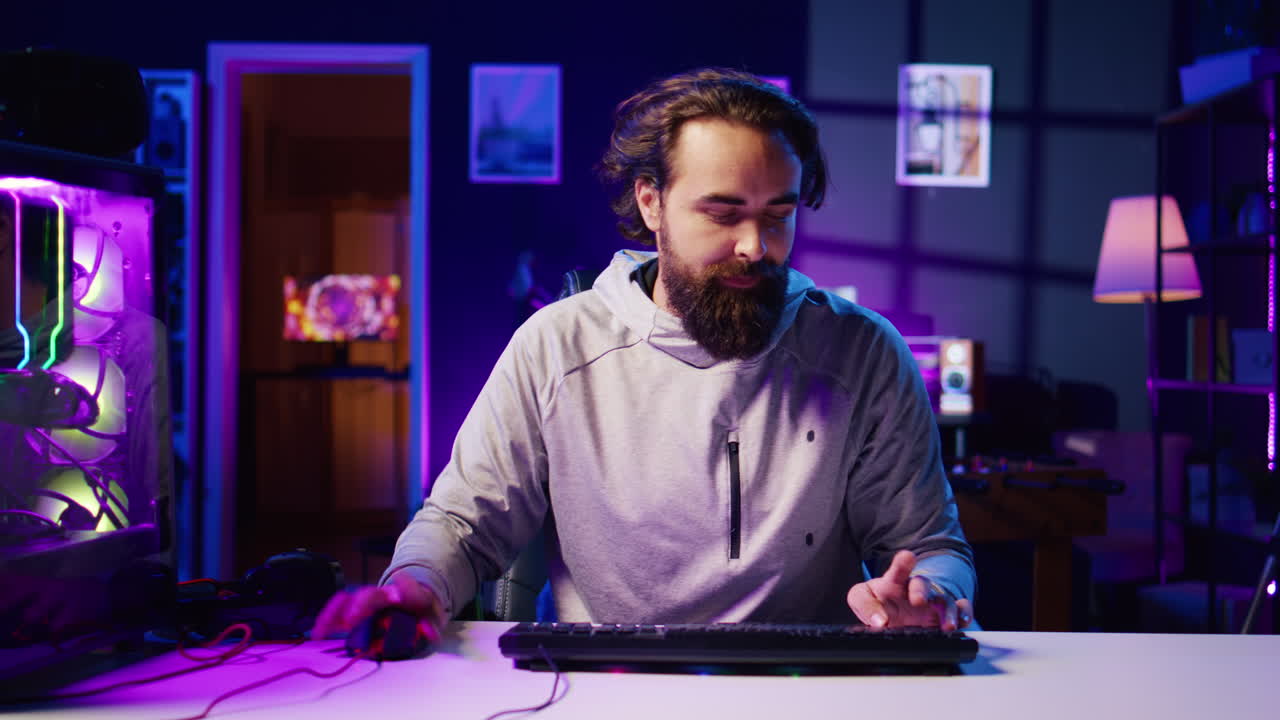 Creatore di contenuti che gira la sedia da gaming, saluta il pubblico e filma un tutorial di e-sport