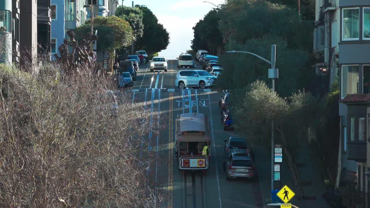 Luftfoto tele-tracking-skud af en kabelsporvogn på Hyde Street i San Francisco, Californien. 4K.