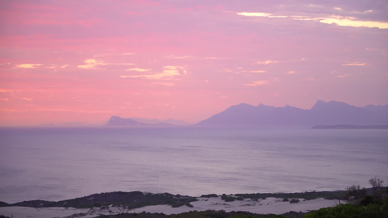 남아프리카 워커 베이 위의 아름다운 일몰 후 보라색 하늘