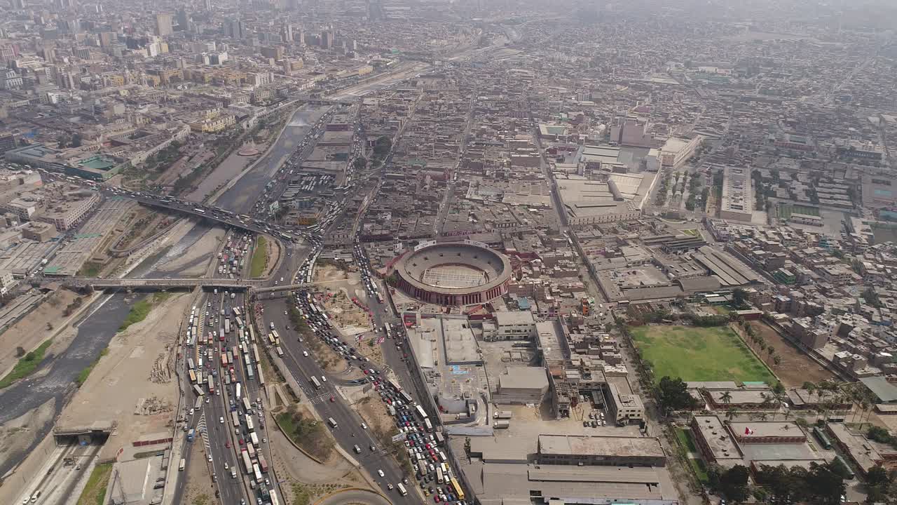 아초 (plaza de toros) 는 페루의 리마에서 가장 오래된 황소 싸움 경기장입니다.