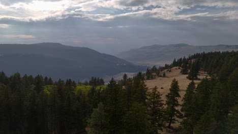 Vista-Aérea-De-Harper-Mountain:-La-Belleza-De-La-Naturaleza-Cerca-De-Kamloops:-Una-Mezcla-De-Bosques-Y-Montañas-De-Pastizales