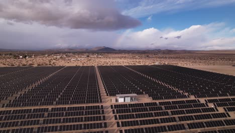 Imágenes-Aéreas-De-La-Instalación-De-Una-Granja-De-Paneles-Solares-Fotovoltaicos-En-El-Parque-Nacional-Joshua-Tree-California,-Energía-Verde-Eco-Sostenible-Del-Sol