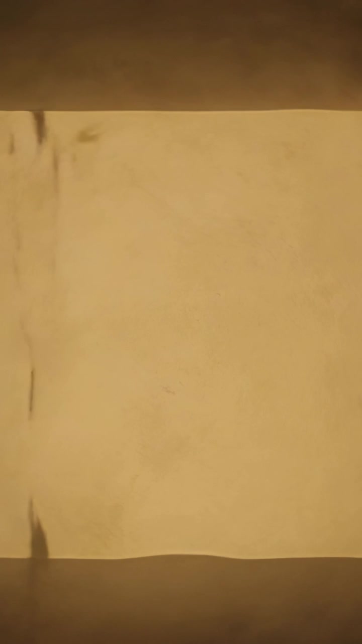 Video verticale: Telecamera che riprende una piega di un pannello beige che svanisce e una macchia che si muove sul muro, bande.