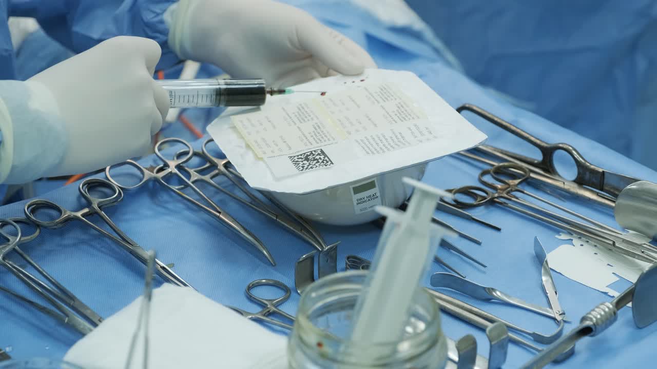 el cirujano prepara un implante mamario de silicona estéril para la cirugía de aumento de senos