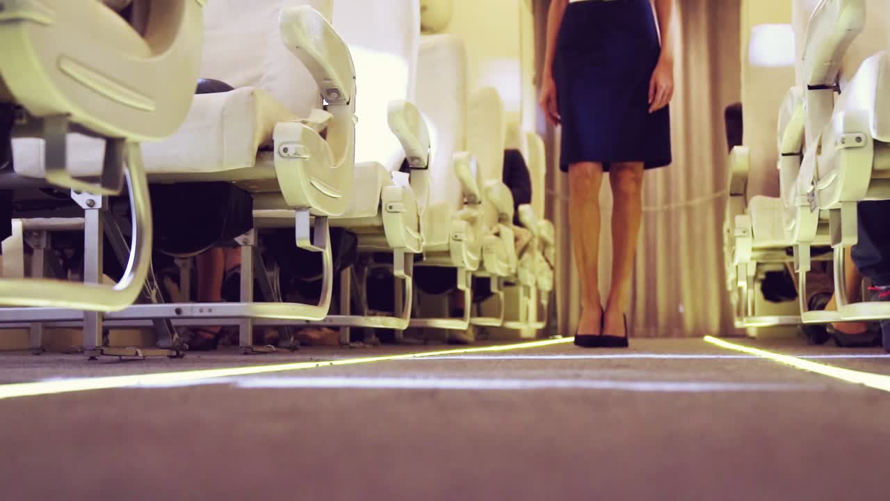 기내 승무원 들 이 야간 비행 중 비행기 에서  ⁇ 고 있다