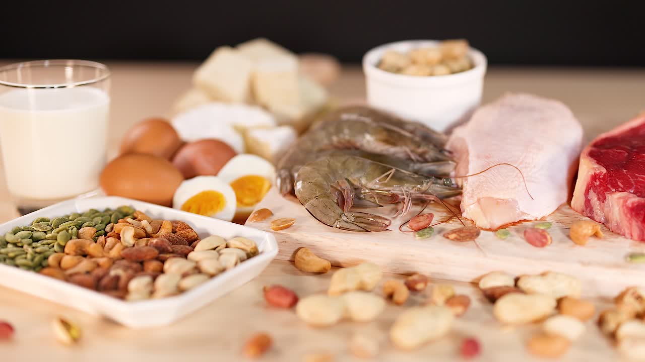 다양한 고기, 견과류, 유제품