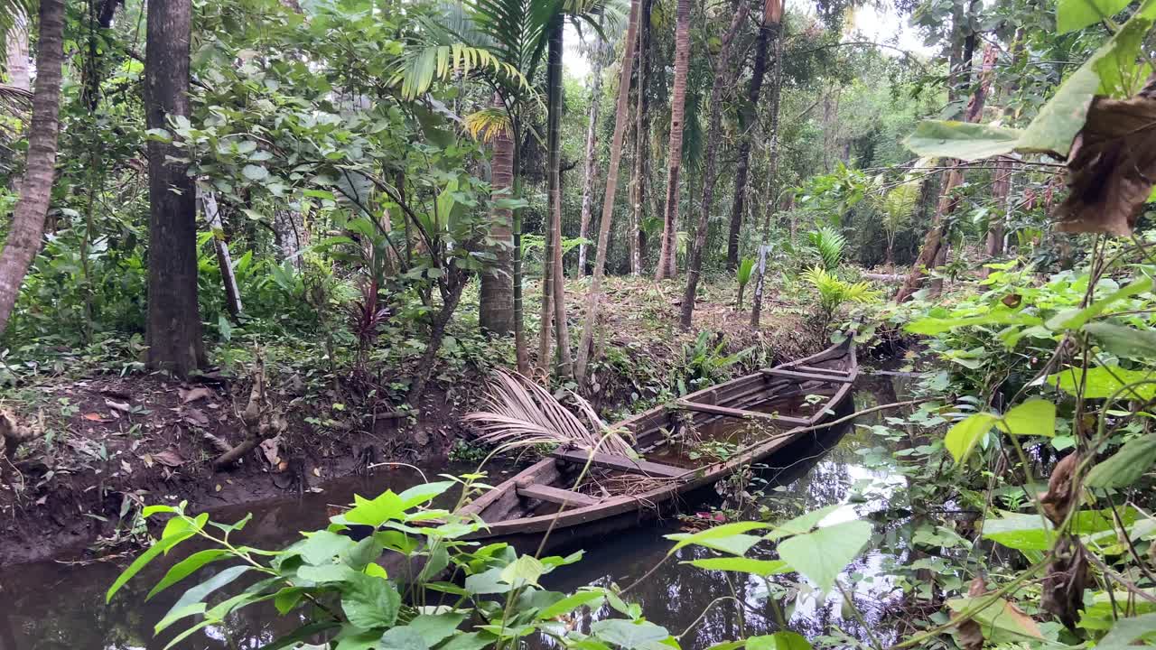 인도 번성에서 버려진 목조 pirogue 보트 난파선