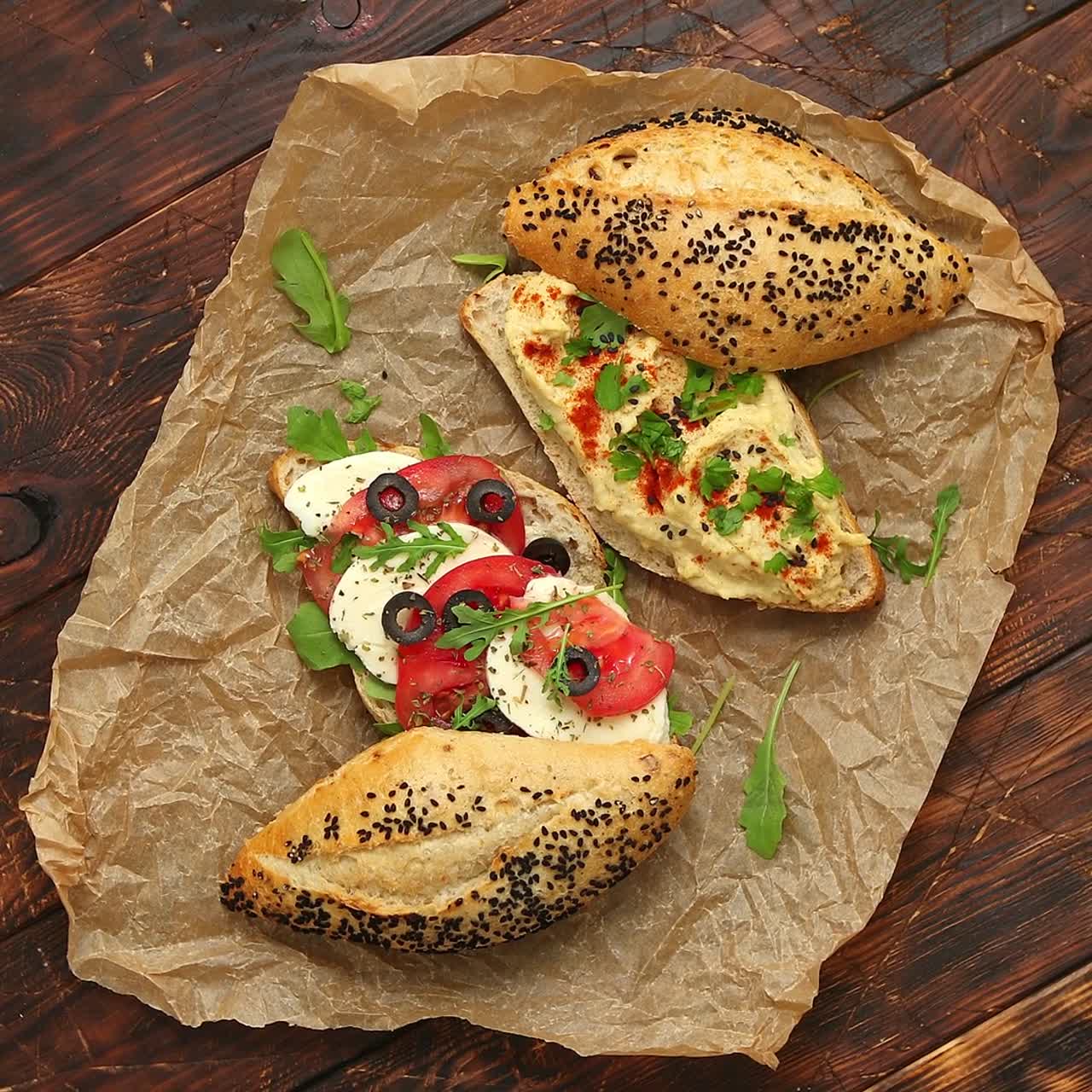 sándwiches de concepto de comida saludable con hummus mozarella tomate aceitunas negras