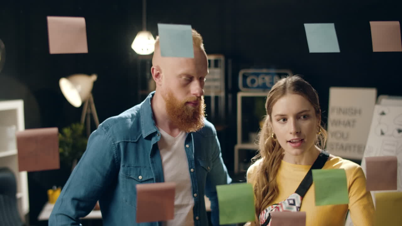 близкий бизнес-пару duscussing проект