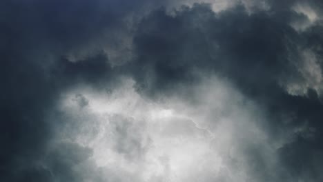 tormentas eléctricas y nubes espesas moviéndose en el cielo