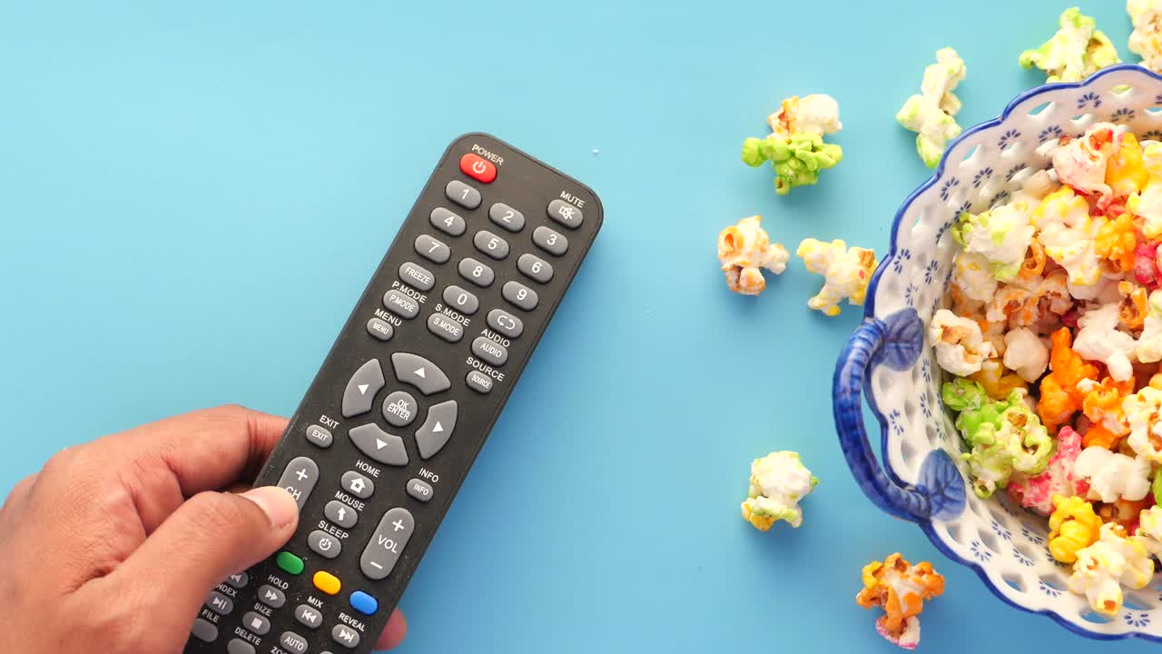 팝콘과 리모컨을 가진 영화 밤