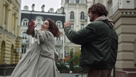 Pareja-Feliz-Disfrutando-De-Una-Cita-Afuera.-Hombre-Y-Mujer-Bailando-En-La-Calle-Urbana.