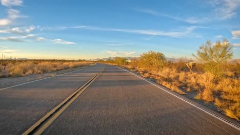 - pov conduciendo en una carretera de asfalto con algo de tráfico a través del desierto de sonora en arizona