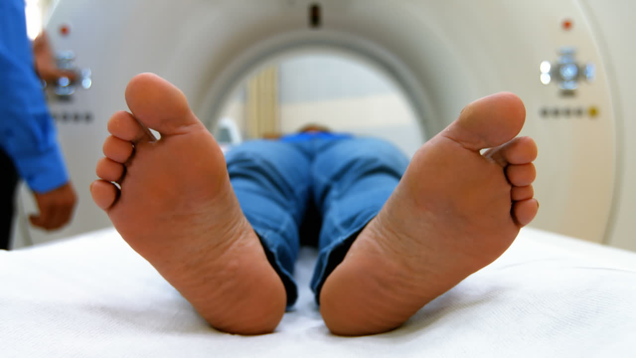 Un paziente viene caricato in una macchina mri
