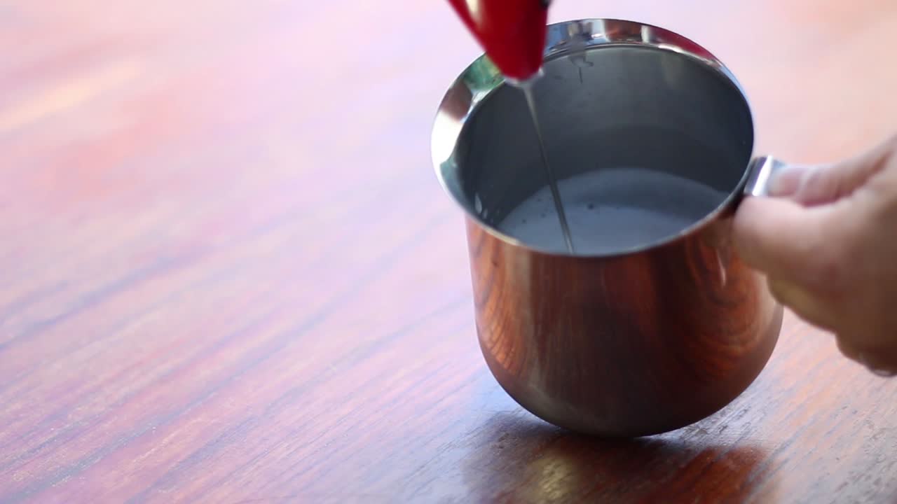 espumar leche con un vaporizador