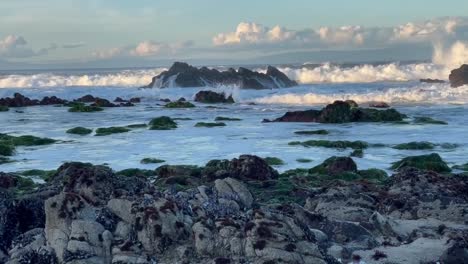 Olas-Rompiendo-A-Lo-Largo-De-Las-Costas-Rocosas-De-Monterey,-California