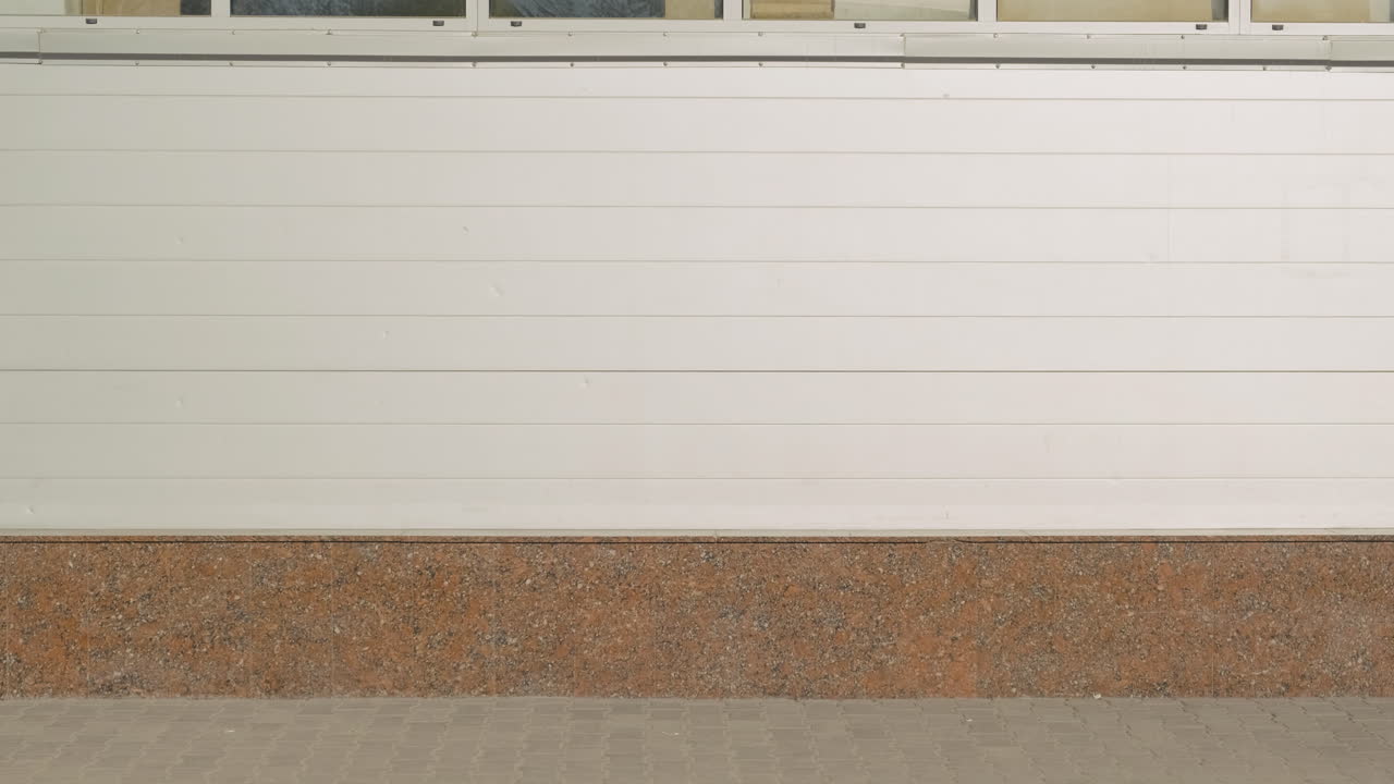 joven patinadora patina por el frente de un almacén 1