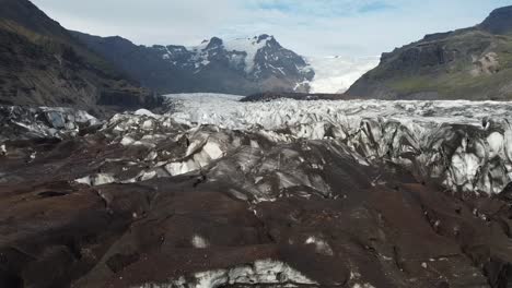 cambio climático en los glaciares de islandia, cubiertos de cenizas volcánicas, camión aéreo a la izquierda