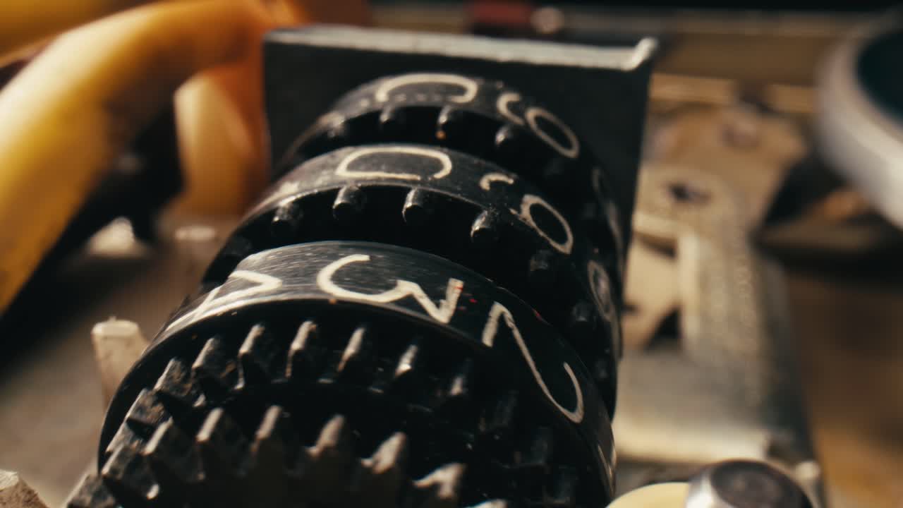 primer plano de un contador mecánico de época