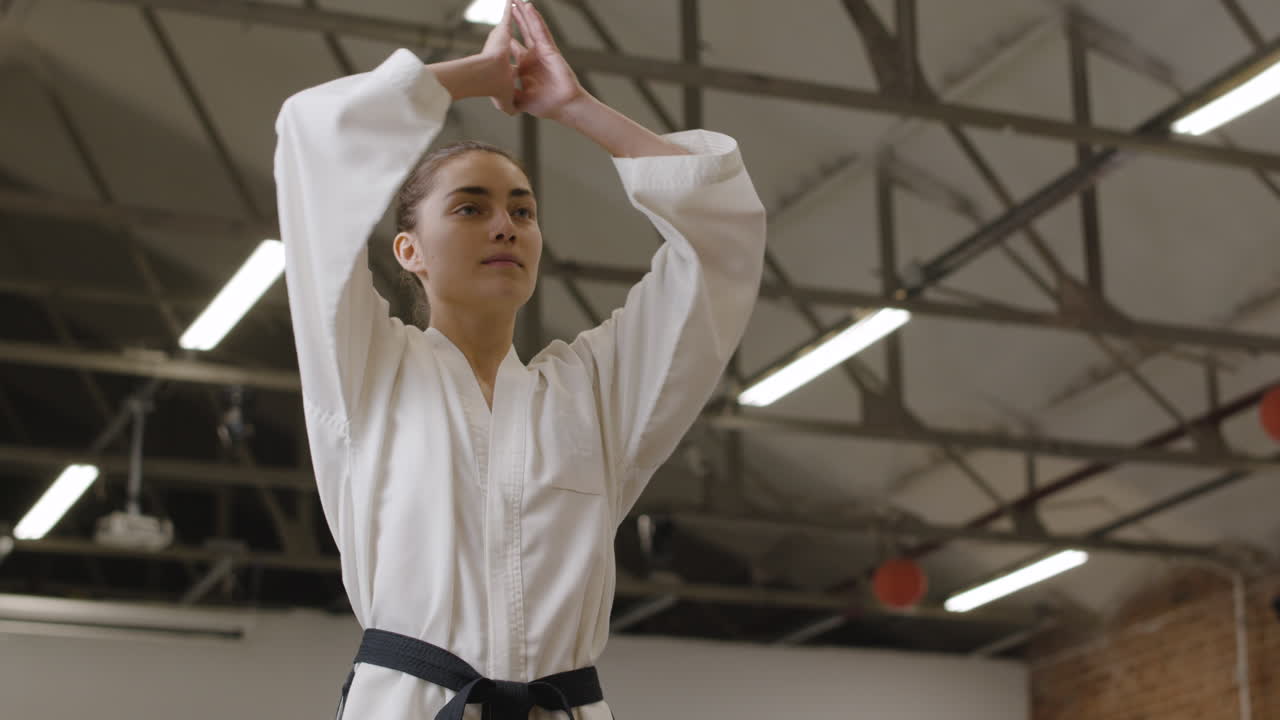 스트레칭 하는 젊은 사람