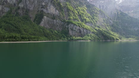 Wunderschöne-Seelandschaft-Mit-Fokus-Auf-Schnell-Fließendem-Wasser