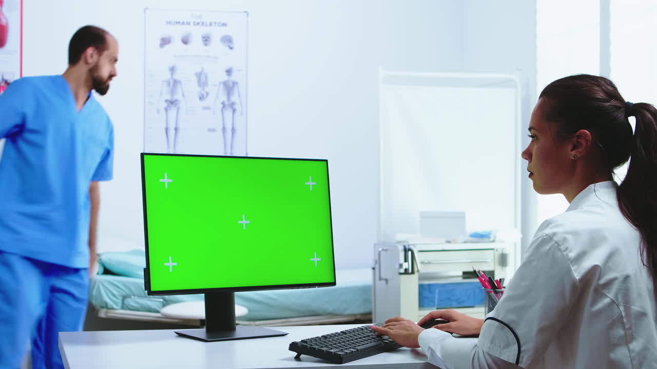 médico que utiliza una computadora con pantalla verde