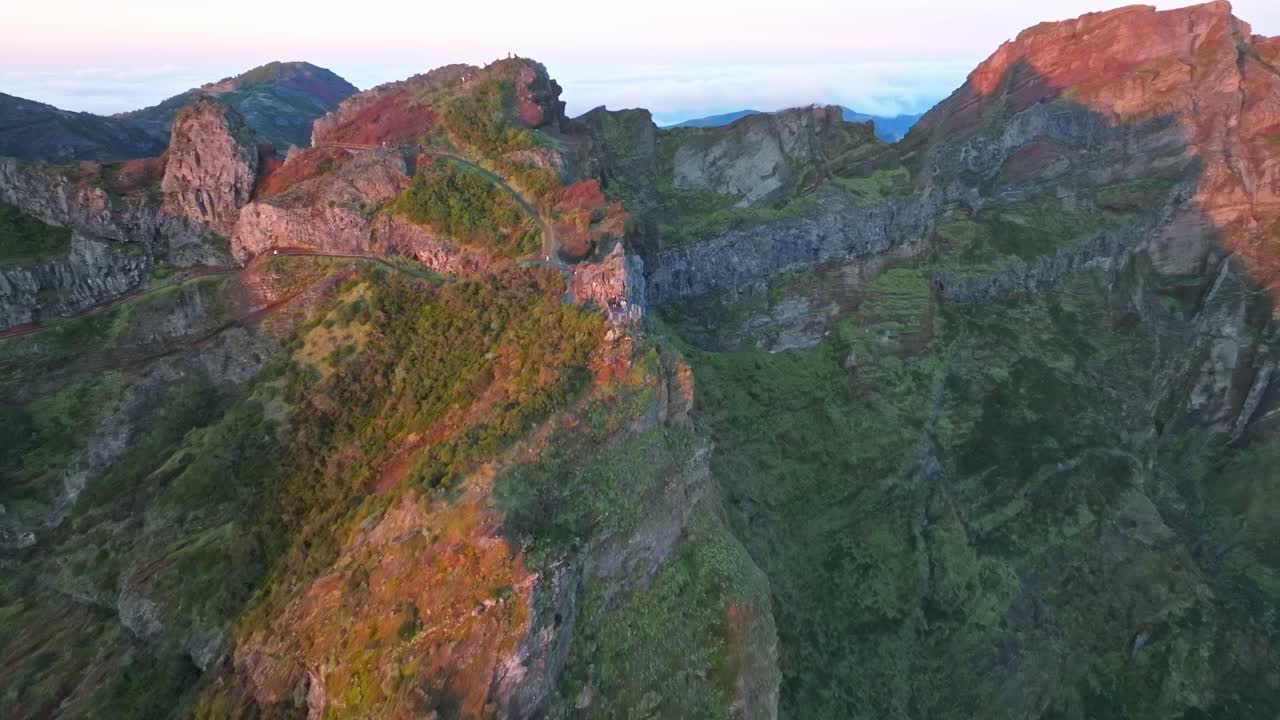 Reveal pullback at ni&ntilde;o da mantha in Pico do Arieiro mountain