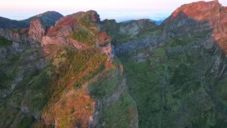 Revelar-Retroceso-En-Child-Of-Mantha-En-El-Pico-De-La-Montaña-Arieiro