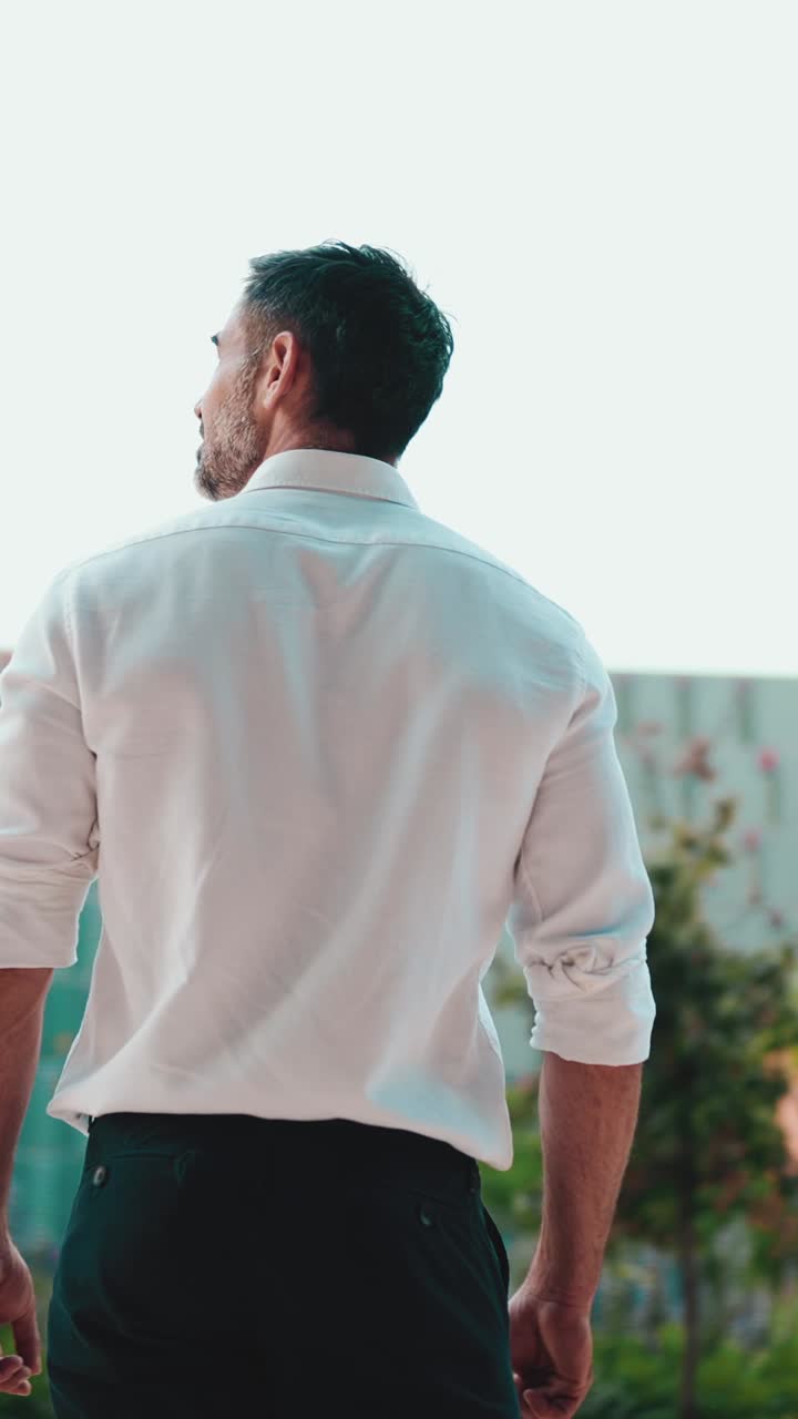 Uomo con una camicia bianca all'aperto