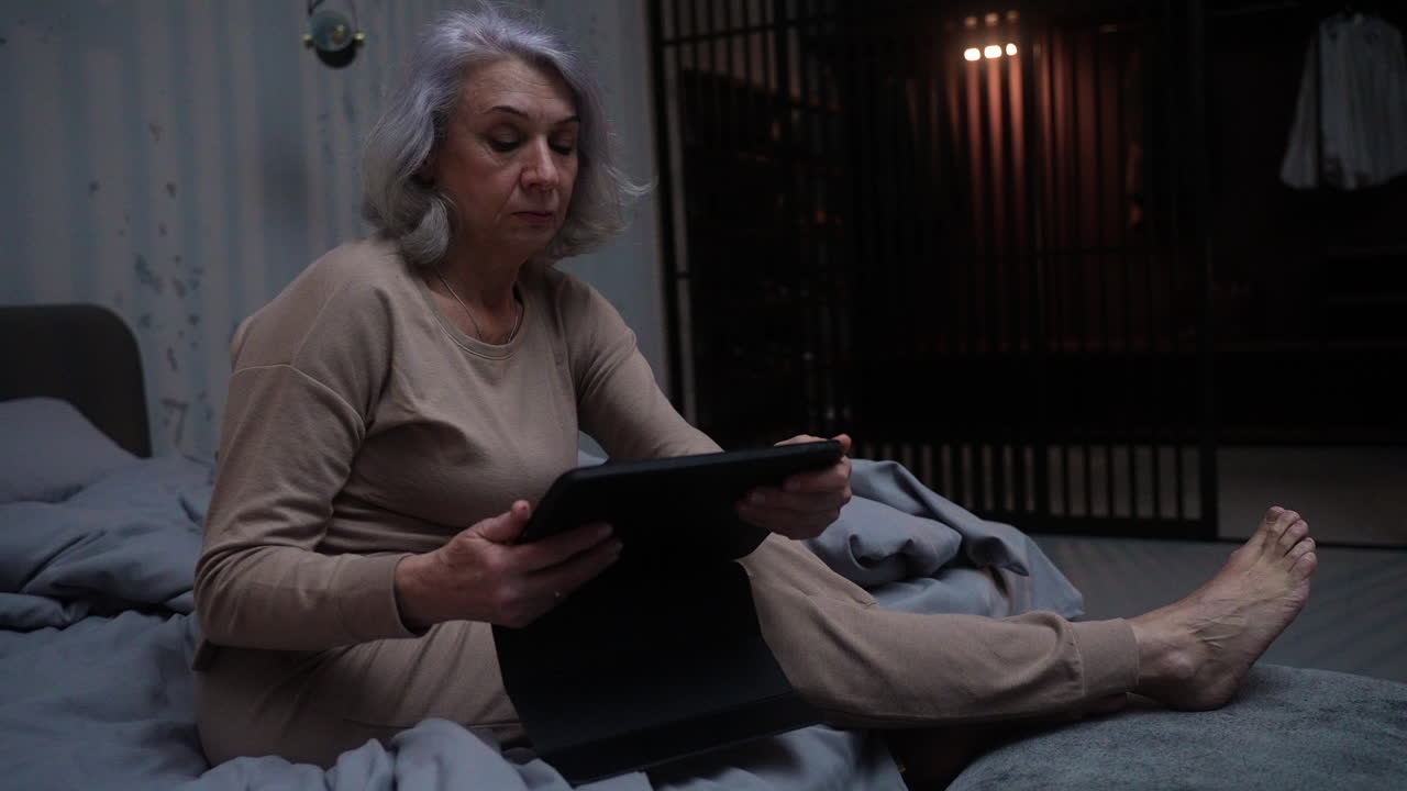 mujer en la cama en casa