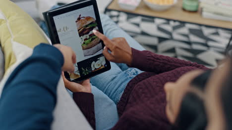 pareja, manos y tableta para la entrega de comida rápida