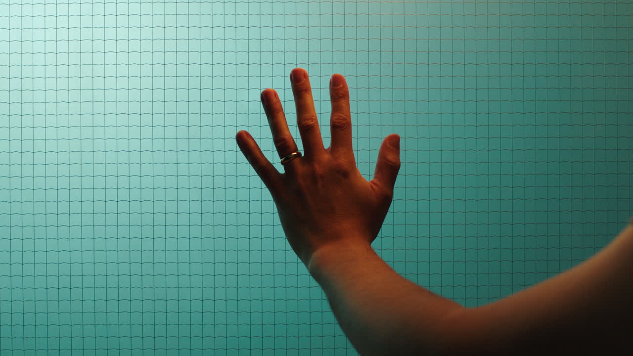 persona tocando la ventana con la mano depresión concepto de ansiedad