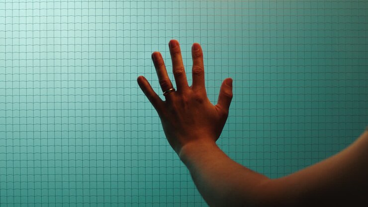 persona che tocca la finestra con la mano depressione concetto di ansia