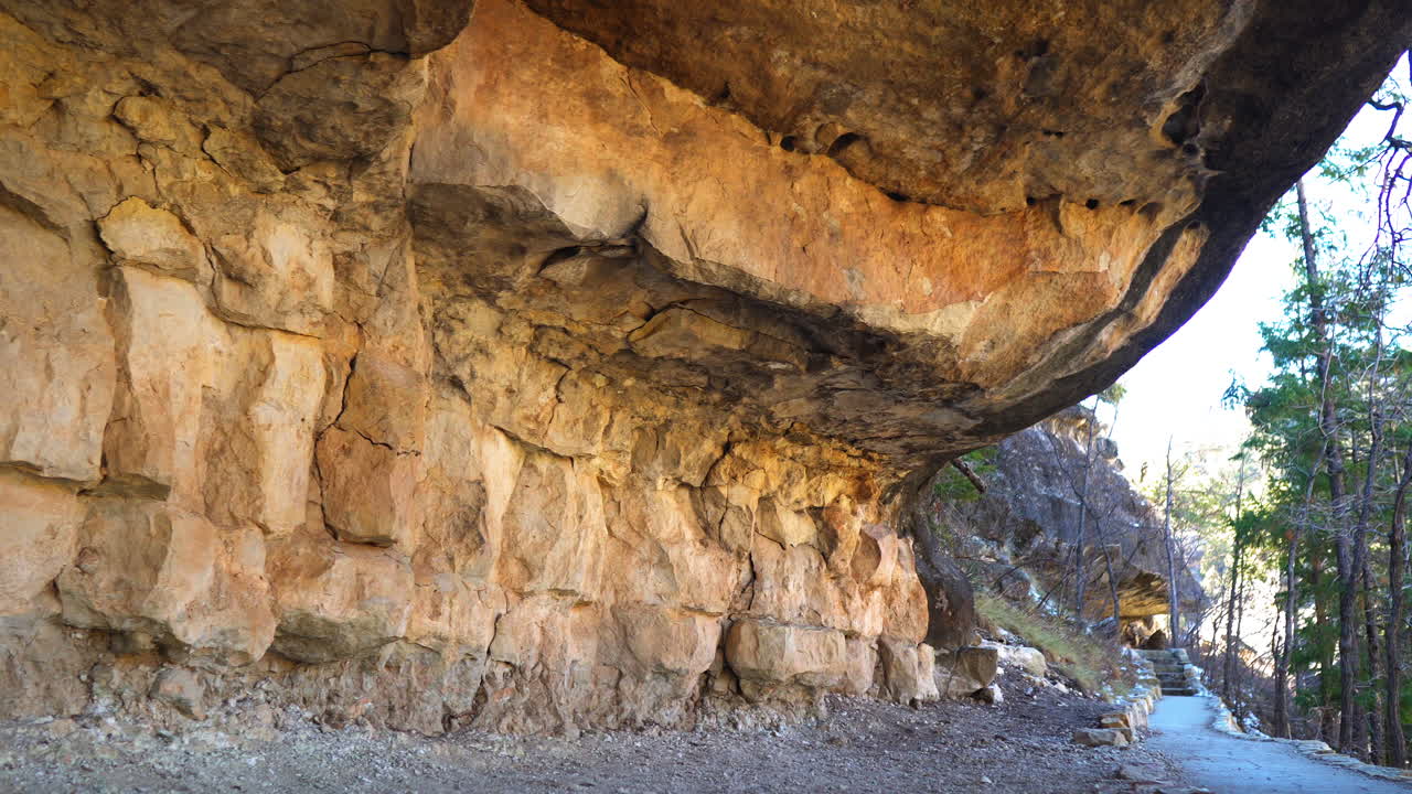 paredes de arenisca de viviendas en acantilados en walnut canyon por sendero