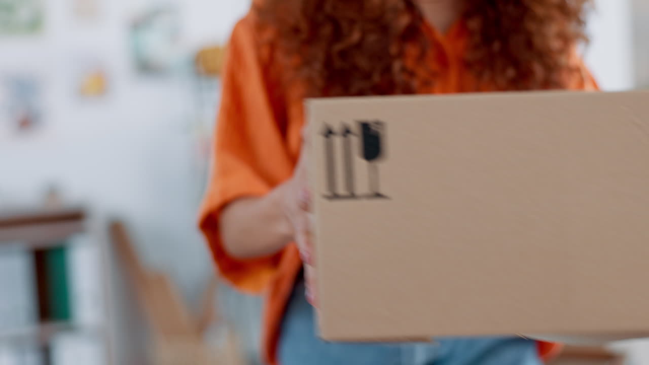 entrega, embalaje y cajas manos de mujeres