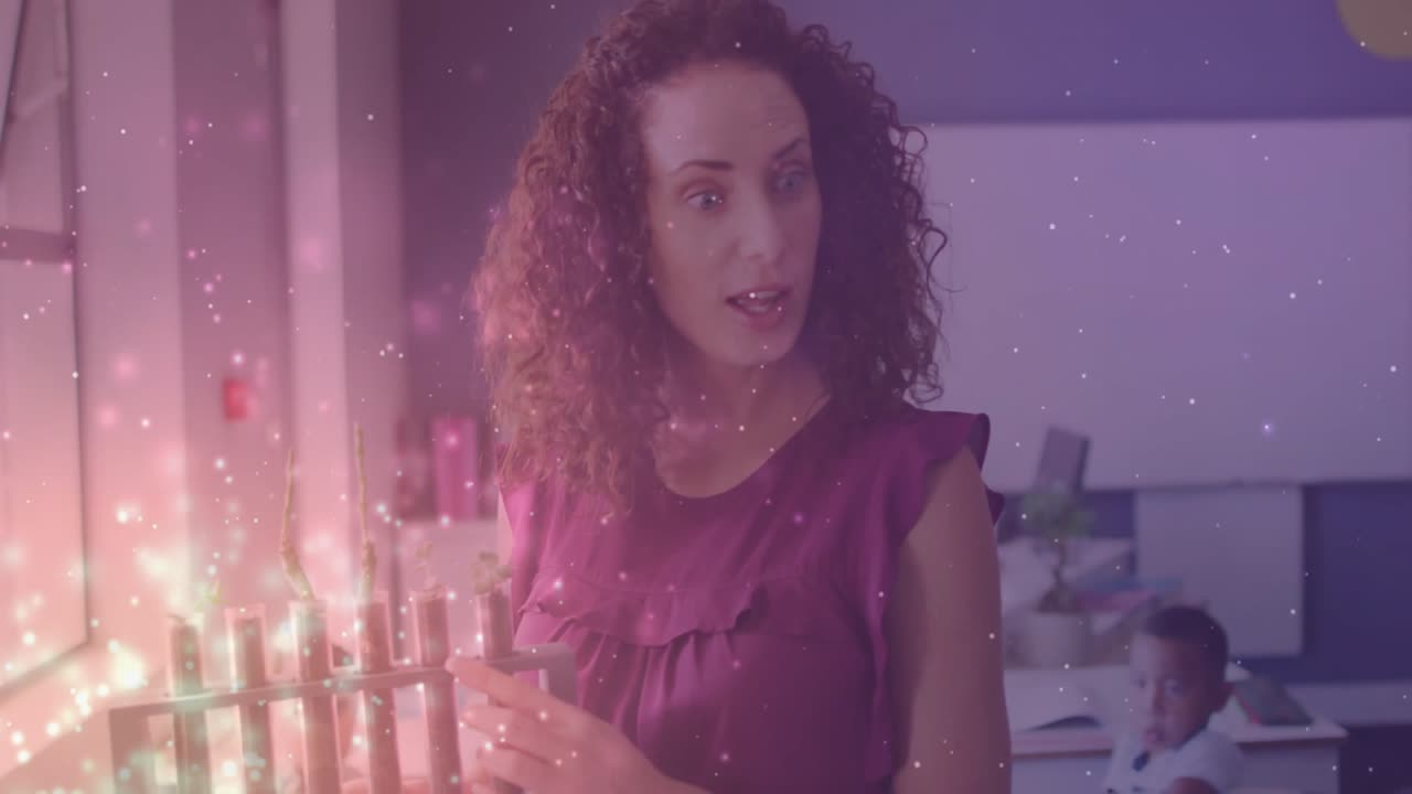Leraar onderzoekt reageerbuisjes, wijst en verklaart kleuren met deeltjes in de wetenschap.