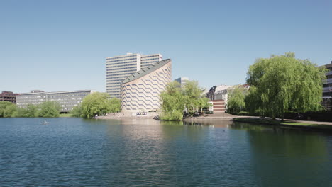 Ver-El-Planetario-De-Copenhague-Volando-Sobre-El-Lago-Cercano