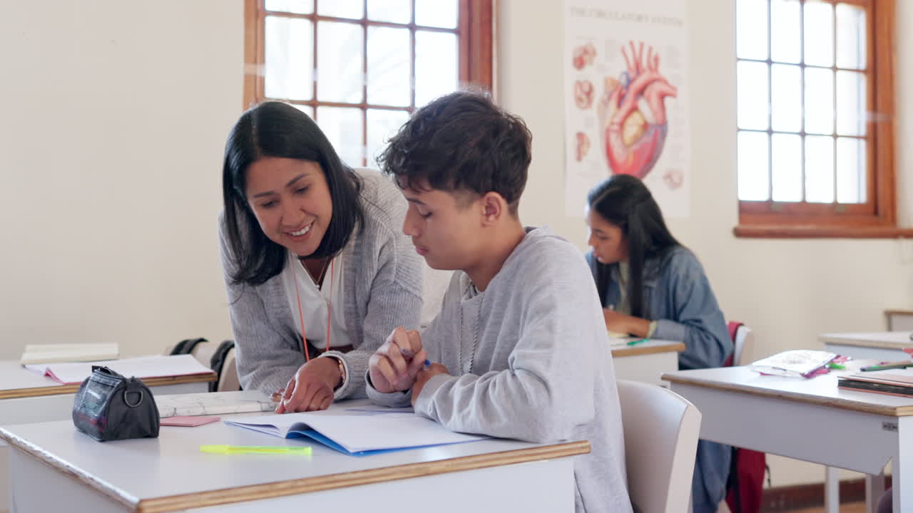 enseñanza, estudiante y maestro con ayuda